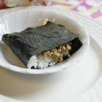 やっぱり今日も海苔サンド♪　←呼び方少し変わりました(*´ェ`*)
納豆入りで☆パリパリ食感も好きです♪ご馳走様でした（*^_^*）どうぞ良い週末を☆